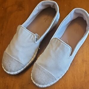 Universal Thread Light Gray Flats
